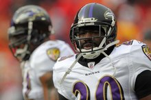 Difference Between a Cornerback and a Safety (with Video)