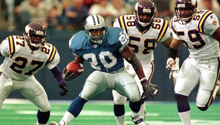 Detroit Lions running back Barry Sanders (2ndL) tr