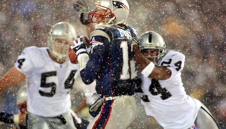 New England Patriots quarterback Tom Brady (C) ta
