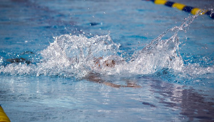 Natación en piscina de verano