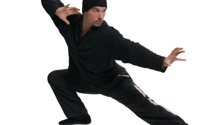 Man kickboxing
